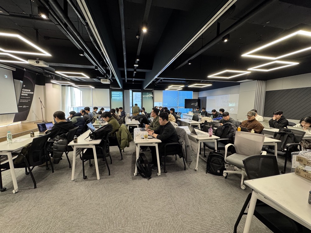 Participants at laptops filling the hall at Korea Investment Accelerator